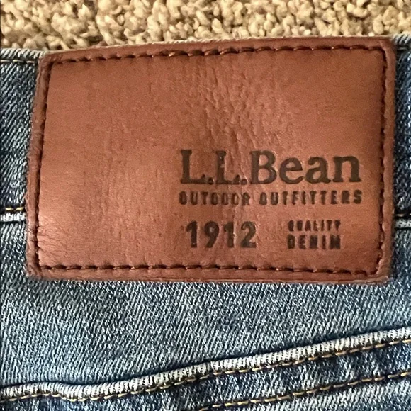 L.L. Bean Men's standard athletic Jeans - Picture 3 of 7
